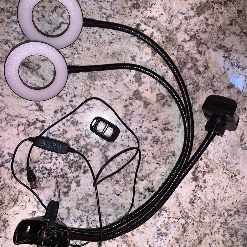 Ring light with phone holder and clamp